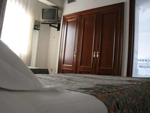 Hostal Gran Via Levante Torrevieja Exterior foto